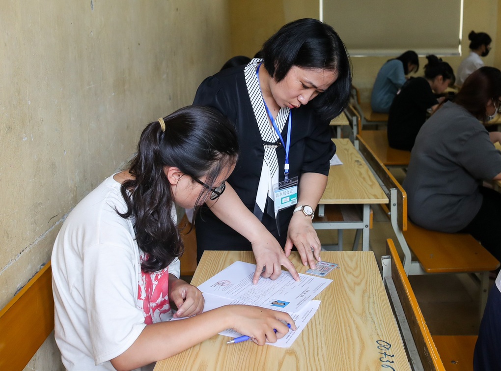 Hơn 1 triệu thí sinh làm thủ tục dự thi tốt nghiệp THPT 2023 - 24 Hơn 1 triệu thí sinh làm thủ tục dự thi tốt nghiệp THPT 2023 - 24