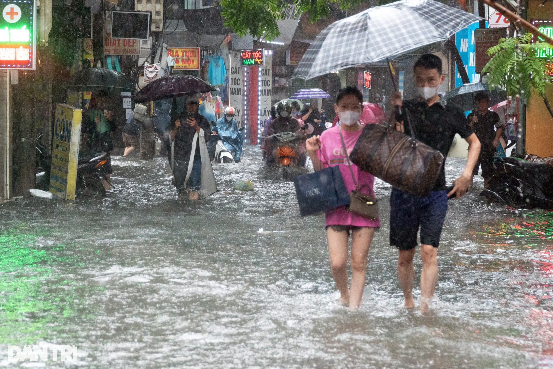 Mưa lớn do ảnh hưởng bão số 2: Giao thông Hà Nội tê liệt, ùn tắc kéo dài - 13 Mưa lớn do ảnh hưởng bão số 2: Giao thông Hà Nội tê liệt, ùn tắc kéo dài - 13