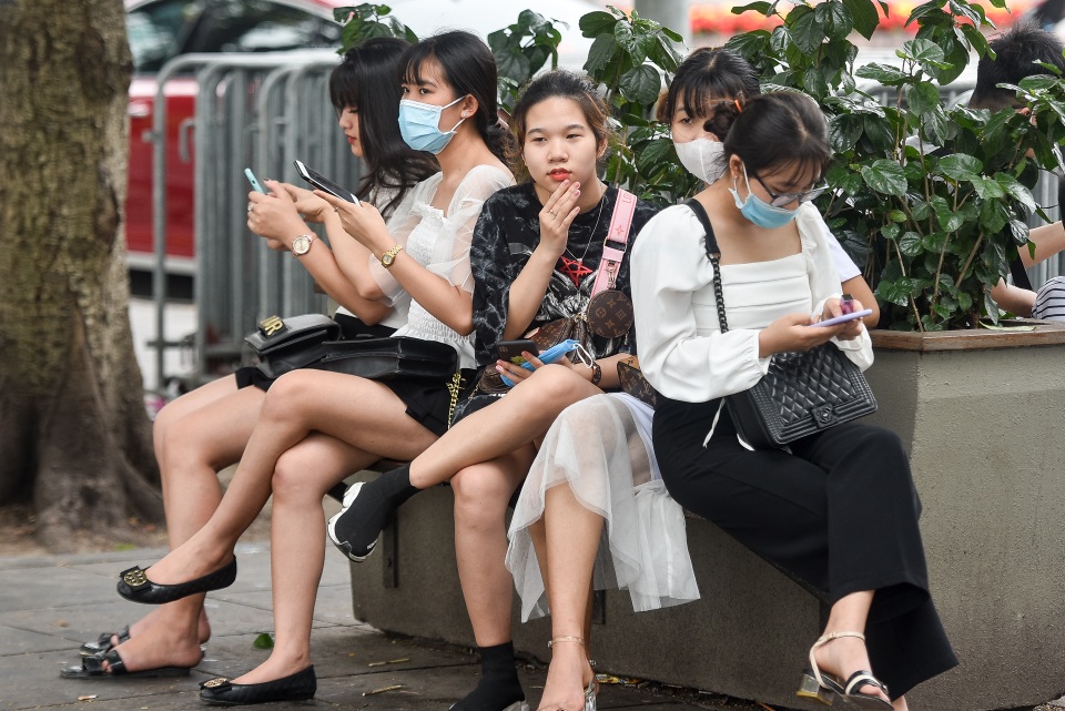 Người dân đổ về hồ Gươm vui chơi, quên đeo khẩu trang - 4 Người dân đổ về hồ Gươm vui chơi, quên đeo khẩu trang - 4