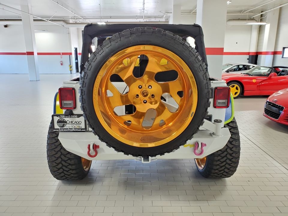 Bối rối trước một chiếc Jeep Wrangler độ hoa hoè hoa sói - 14