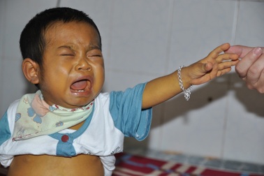 Cậu bé 1 tuổi bụng to như cái trống kêu cứu thảm thiết