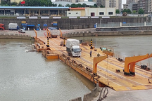 Thông quan trở lại lối mở cầu phao biên giới ở Móng Cái