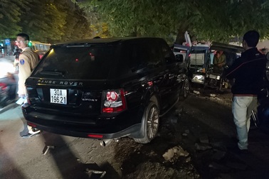 Hà Nội: Xe Range Rover tông 3 xe trên phố