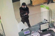 Cướp bất ngờ ập vào ngân hàng, uy hiếp nhân viên, lấy đi lượng tiền khá lớn