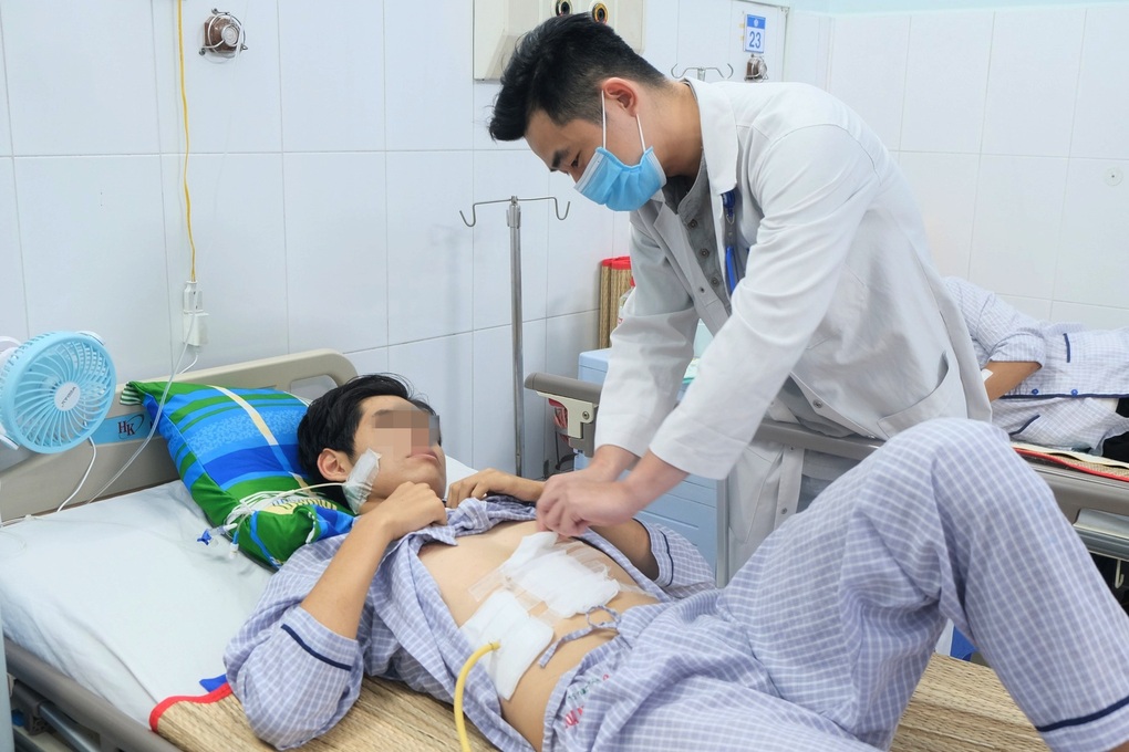 Hay bỏ bữa ăn và thức khuya, nam sinh 16 tuổi ói ra máu nguy kịch - 1 Hay bỏ bữa ăn và thức khuya, nam sinh 16 tuổi ói ra máu nguy kịch - 1