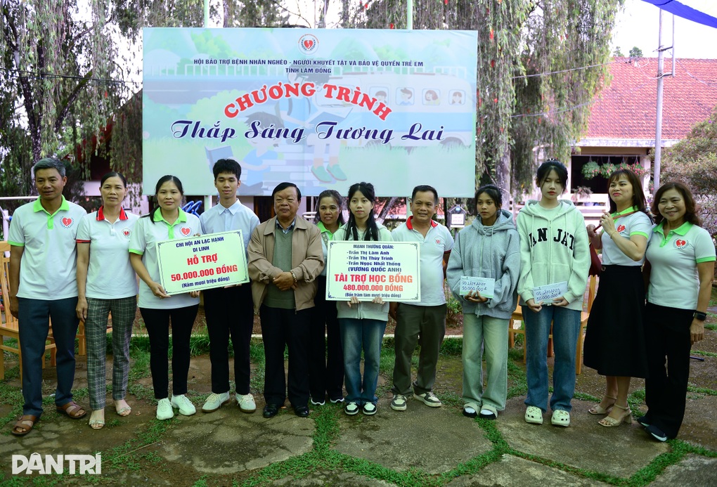 Gần 1 tỷ đồng tiếp sức tân sinh viên đến trường - 2 Gần 1 tỷ đồng tiếp sức tân sinh viên đến trường - 2