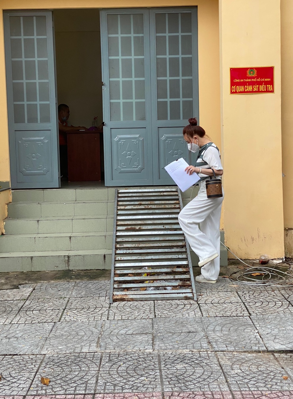 Ca sĩ Vy Oanh làm việc với Công an TPHCM, đề nghị khởi tố bà Phương Hằng - 1 Ca sĩ Vy Oanh làm việc với Công an TPHCM, đề nghị khởi tố bà Phương Hằng - 1