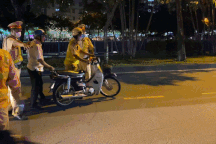 Bị phạt nồng độ cồn, người đàn ông ở TPHCM liên tục xin đi vệ sinh