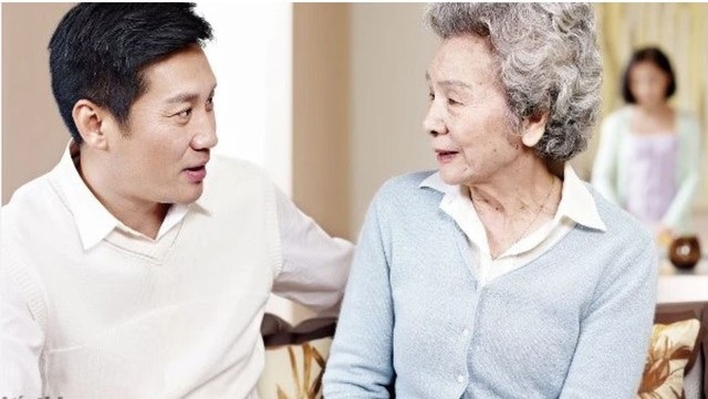 Mẹ chồng bị liệt, vợ bỗng dưng đưa một tờ giấy khiến tôi bật khóc - 1 Mẹ chồng bị liệt, vợ bỗng dưng đưa một tờ giấy khiến tôi bật khóc - 1