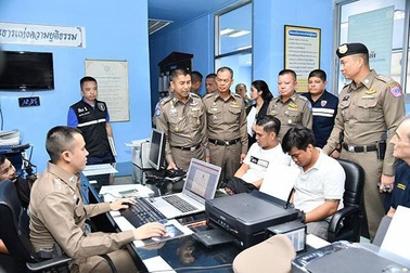 Báo Thái Lan đưa tin hai người mang hộ chiếu Việt Nam móc trộm ví của du khách nước ngoài