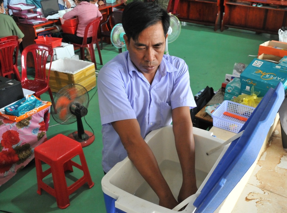 Người dân Phú Quốc ngâm tay vào thùng nước đá khi làm... căn cước - 7 Người dân Phú Quốc ngâm tay vào thùng nước đá khi làm... căn cước - 7