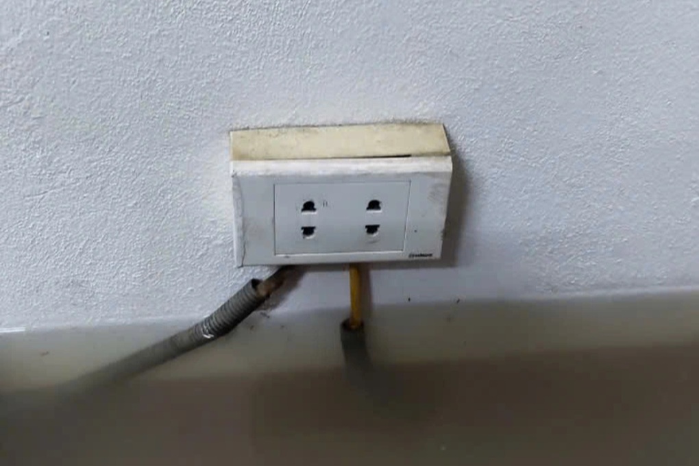 Nước dâng cao cả mét tràn vào nhà, người Hà Nội hì hục dùng xô tát - 1 Nước dâng cao cả mét tràn vào nhà, người Hà Nội hì hục dùng xô tát - 1