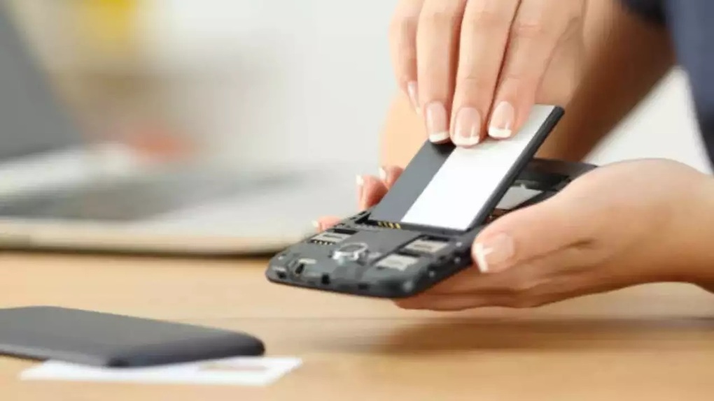 Smartphone sẽ quay trở lại kiểu thiết kế pin rời do luật mới được thông qua tại châu Âu (Ảnh minh họa: Getty). Smartphone sẽ quay trở lại kiểu thiết kế pin rời do luật mới được thông qua tại châu Âu (Ảnh minh họa: Getty).