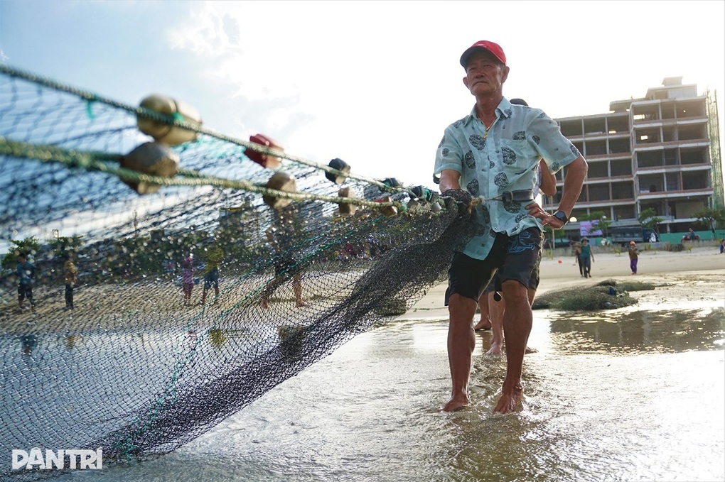Hết thời dọc ngang trên biển, lão ngư chuyển nghề đi thụt lùi mưu sinh - 6 Hết thời dọc ngang trên biển, lão ngư chuyển nghề đi thụt lùi mưu sinh - 6