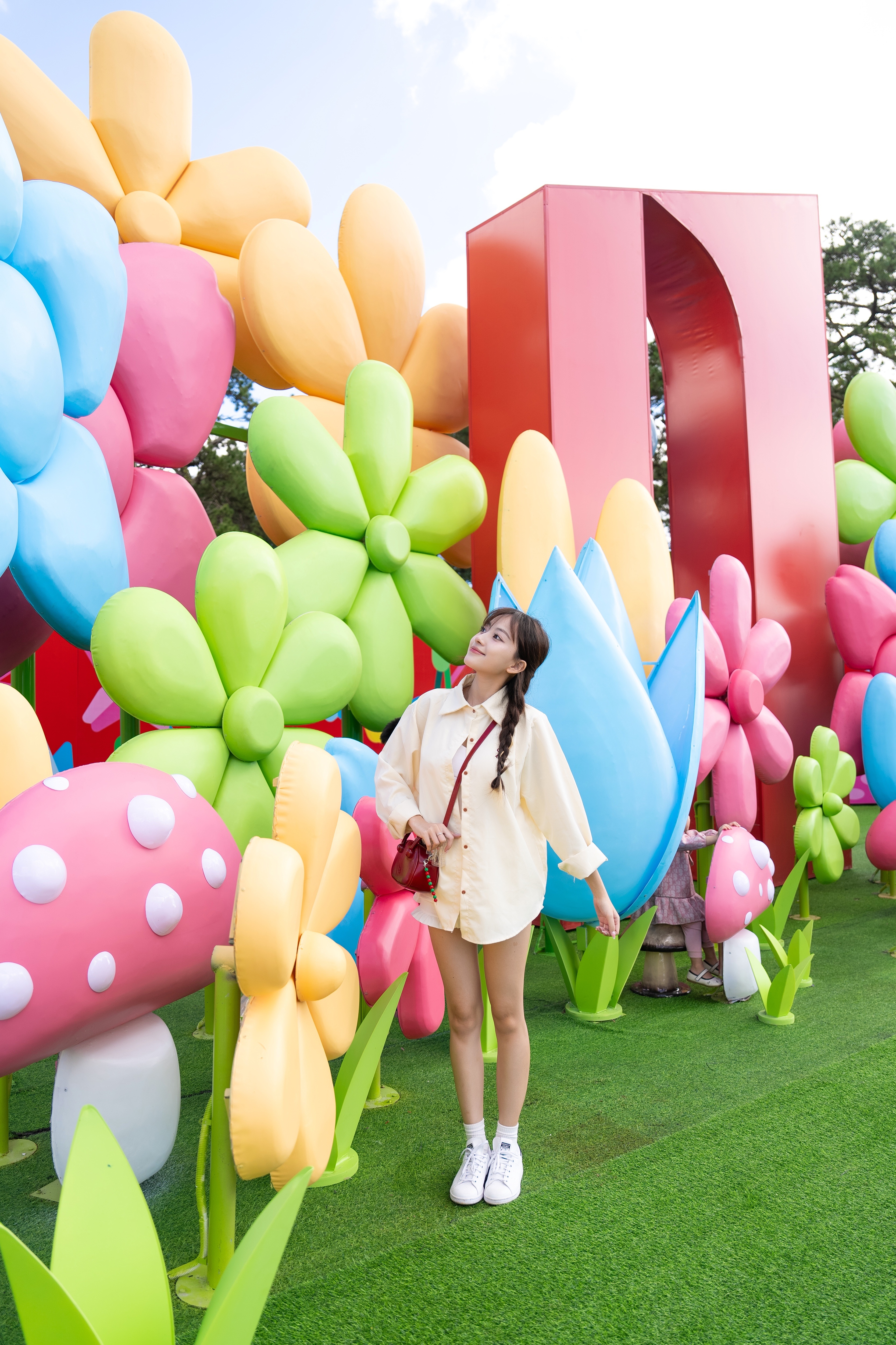 Νέοι κάνουν check-in στο δάσος με τα φωτεινά λουλούδια στο Ντα Λατ - 1 Giới trẻ check-in rừng hoa ánh sáng ở Đà Lạt - 1