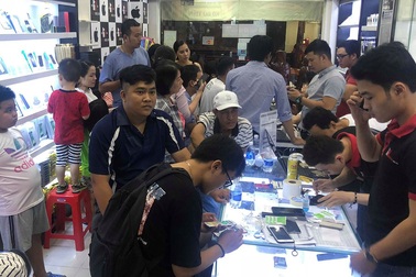 iPhone XS Max chính hãng sắp "lên kệ", iPhone xách tay tăng gần cả triệu đồng
