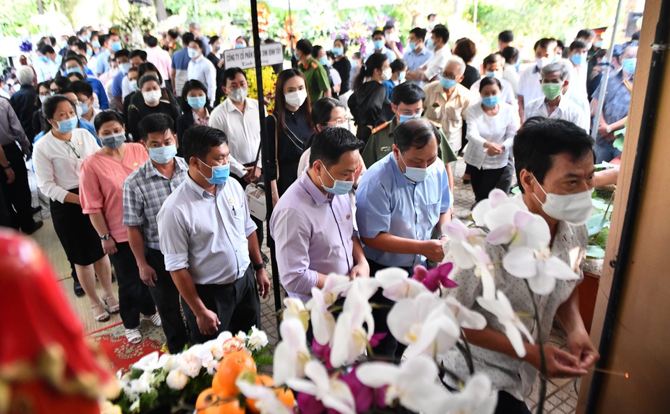 Người dân viếng nguyên Phó Thủ tướng Trương Vĩnh Trọng tại quê nhà - 5 Người dân viếng nguyên Phó Thủ tướng Trương Vĩnh Trọng tại quê nhà - 5