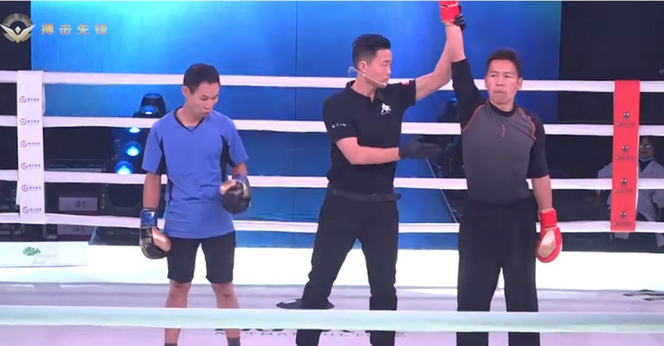 Hậu duệ Hàng long thập bát chưởng hạ đối thủ ở trận đấu như tấu hài - 2 Hậu duệ Hàng long thập bát chưởng hạ đối thủ ở trận đấu như tấu hài - 2