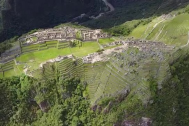 Khách tây bị bắt quả tang chụp ảnh khỏa thân ở điểm linh thiêng