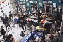 Nhóm côn đồ dùng gậy bóng chày, dao xông vào quán hớt tóc truy sát người