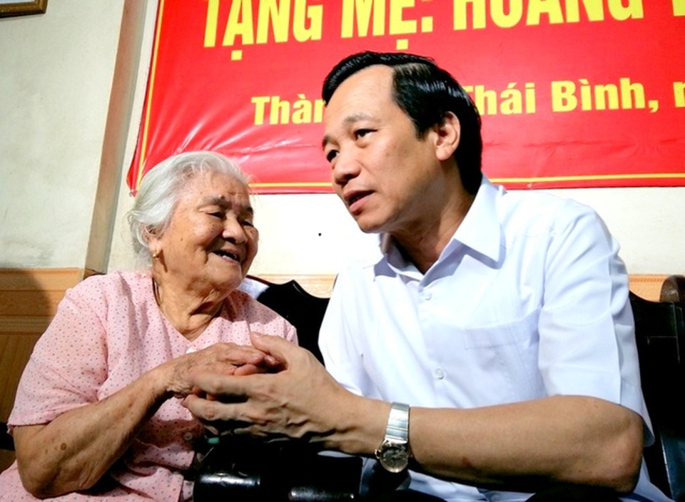 Bộ trưởng Đào Ngọc Dung: “Day dứt khi còn người có công thuộc hộ nghèo” - 1 Bộ trưởng Đào Ngọc Dung: “Day dứt khi còn người có công thuộc hộ nghèo” - 1