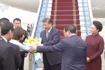 Hai nữ sinh tặng hoa Chủ tịch Trung Quốc Tập Cận Bình là ai?