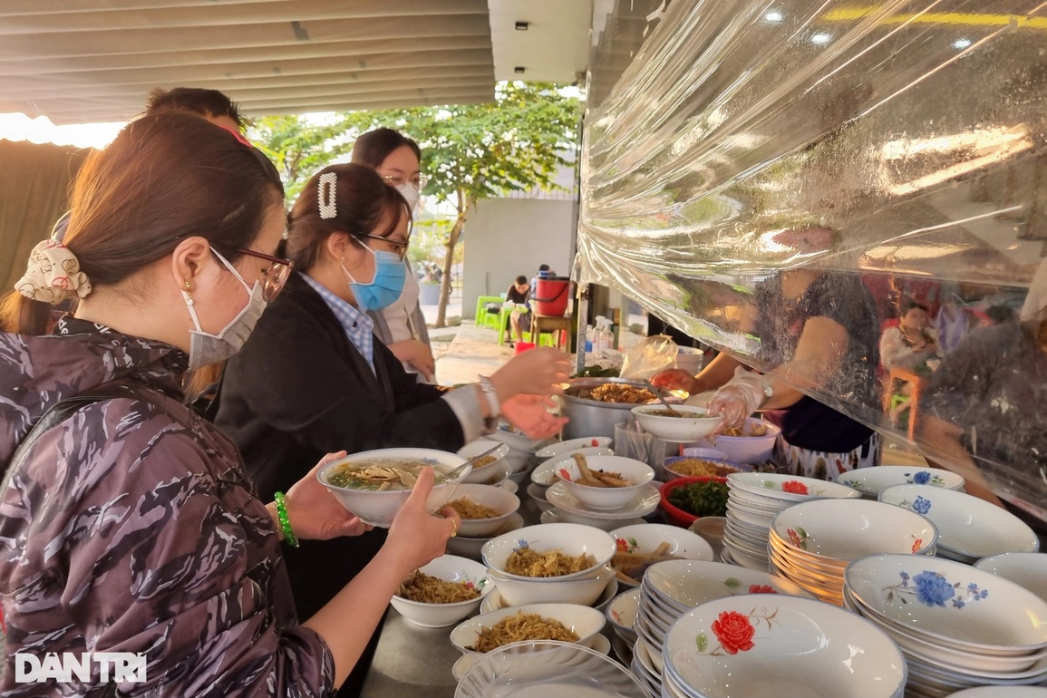 Lạ lùng quán bánh canh ruộng khách tự phục vụ, mỗi chiều bán cả nghìn tô - 5 Lạ lùng quán bánh canh ruộng khách tự phục vụ, mỗi chiều bán cả nghìn tô - 5