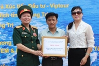 Quảng Trị: Nhiều phần quà ý nghĩa dành tặng thân nhân các liệt sĩ