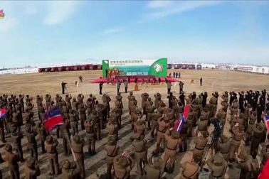 Video "biển người" vây quanh xe chở lãnh đạo Kim Jong-un