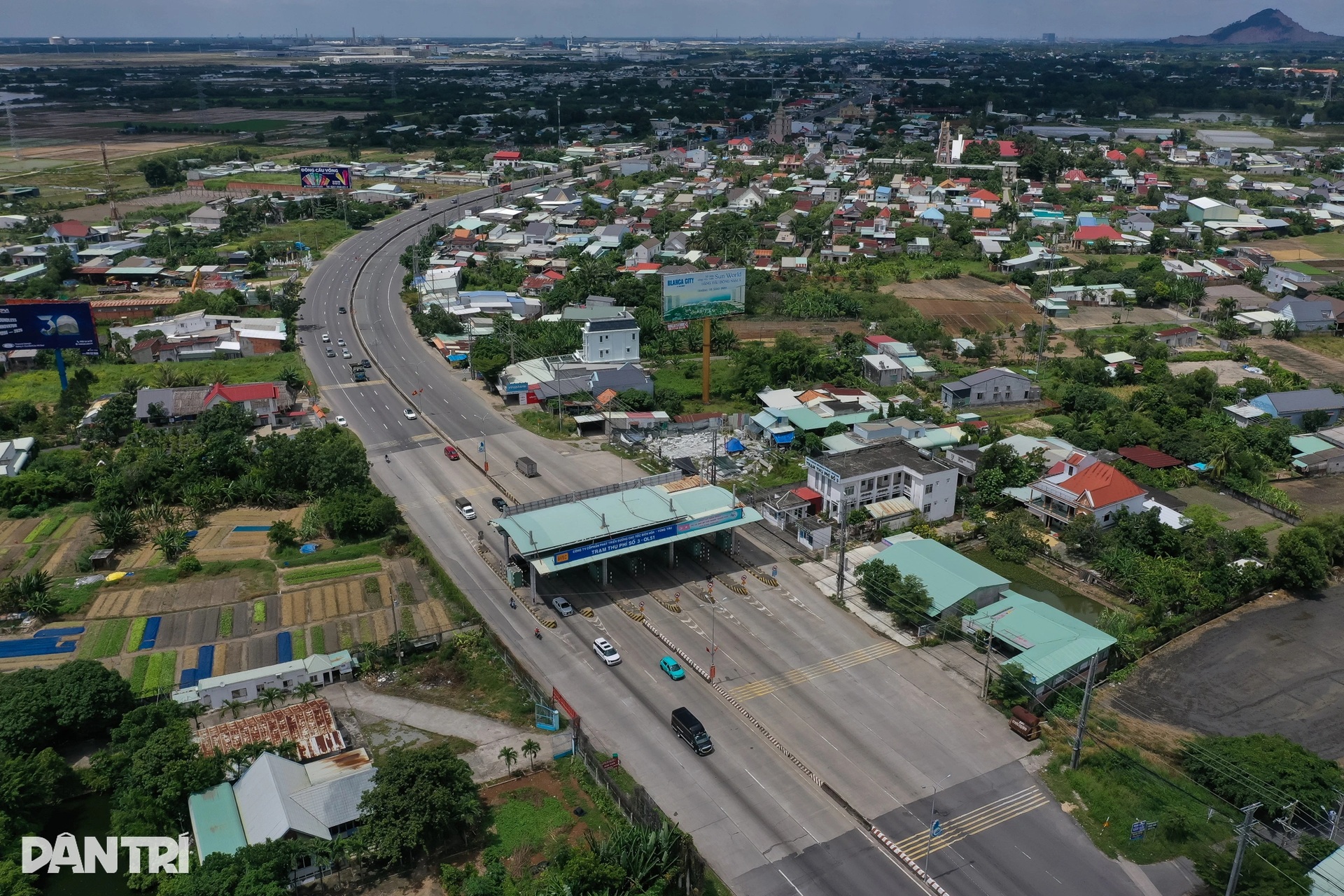 Cận cảnh 3 trạm thu phí bỏ hoang tiềm ẩn tai nạn ở Đồng Nai và TPHCM - 1 Cận cảnh 3 trạm thu phí bỏ hoang tiềm ẩn tai nạn ở Đồng Nai và TPHCM - 1