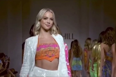 Loren Gray trình diễn trong show thời trang