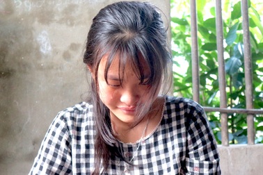 Nữ sinh nghẹn ngào xin nghỉ học kiếm tiền chữa bệnh cho cha