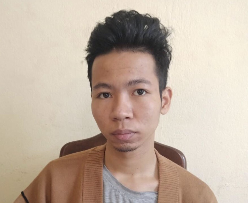 Bắt kẻ nghi trộm hàng loạt đồng hồ hàng hiệu ở trung tâm thương mại - 1 Bắt kẻ nghi trộm hàng loạt đồng hồ hàng hiệu ở trung tâm thương mại - 1