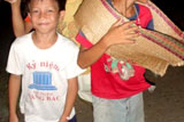 Phận trẻ nghèo mưu sinh trên biển