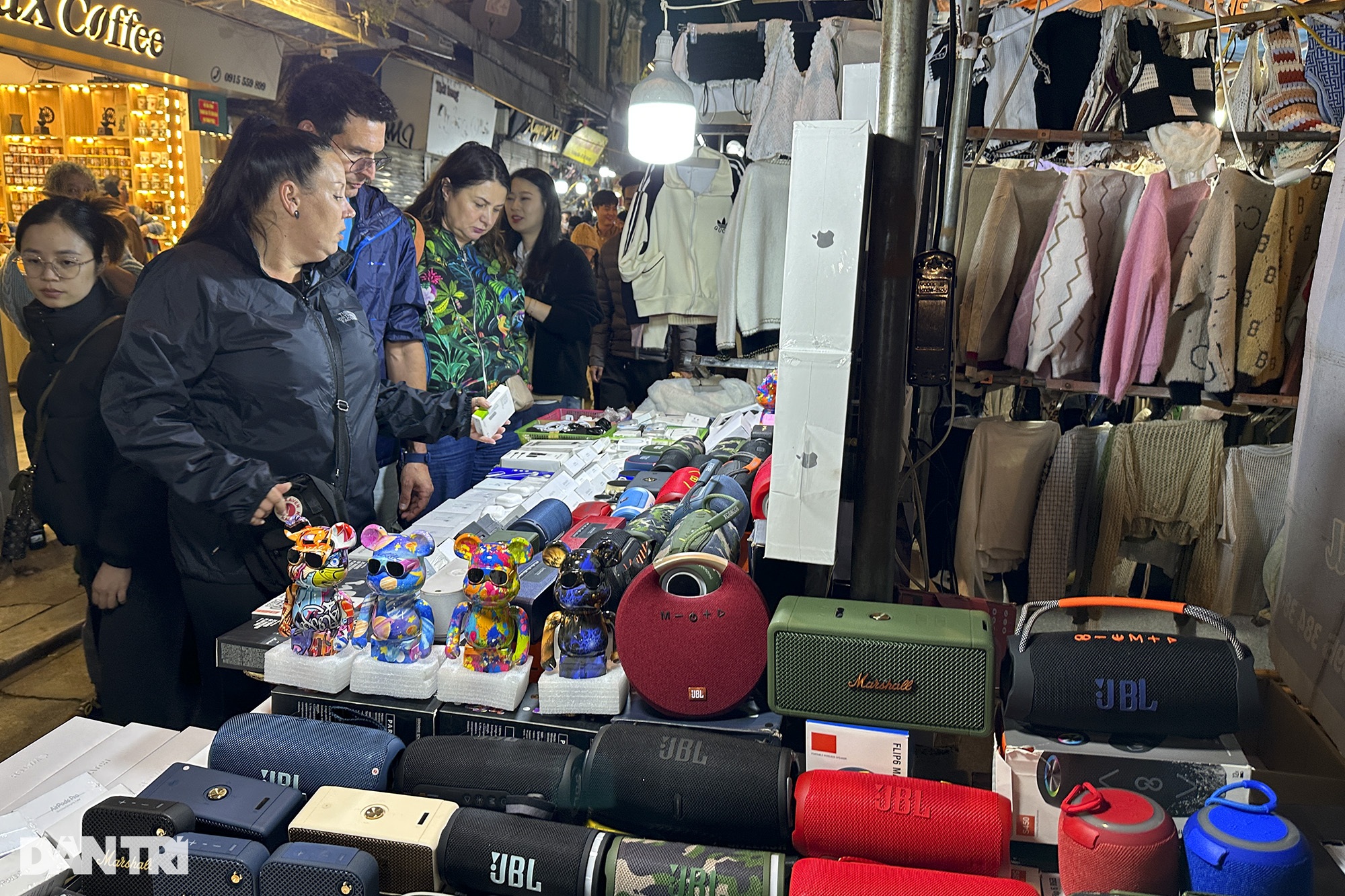 Chợ đêm Hà Nội nườm nượp khách Tây mua sắm đồ giá rẻ - 14