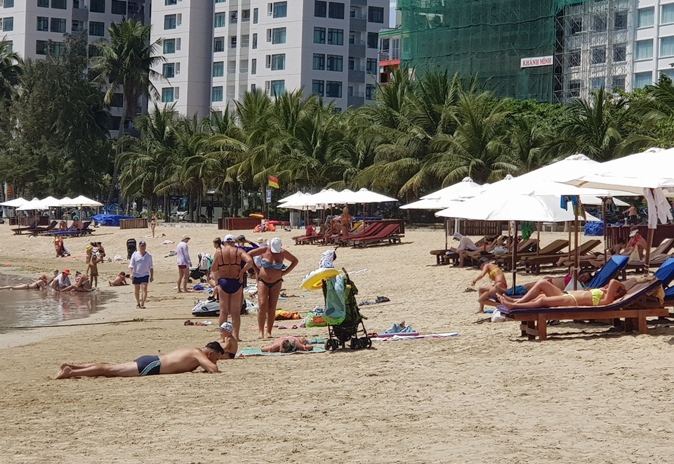 Du khách say nắng trên bãi biển, tản bộ trong mùa dịch Covid-19 - 1 Du khách say nắng trên bãi biển, tản bộ trong mùa dịch Covid-19 - 1