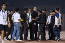 Thẻ đỏ dành cho HLV Popov ở trận CLB Thanh Hóa hòa TPHCM có hợp lý?