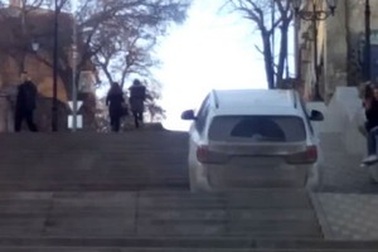 Xe ô tô “leo” cầu thang đi bộ để...đi tắt