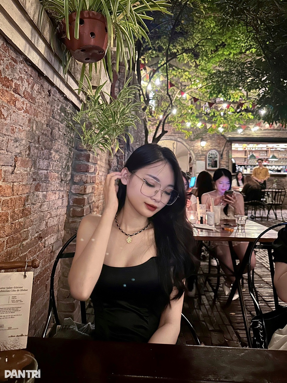 Vượt 100km, không ngại xếp hàng ở quán cà phê Hà Nội lúc 0h để... sống ảo - 1