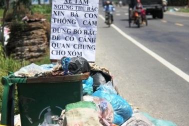 Gần 20 ngày dân chặn xe rác, rác thải tràn ngập khắp nơi