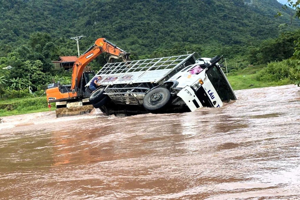 Mưa lũ trong đêm khiến ô tô bị lật, nhiều hộ dân phải di dời khẩn cấp - 1 Mưa lũ trong đêm khiến ô tô bị lật, nhiều hộ dân phải di dời khẩn cấp - 1