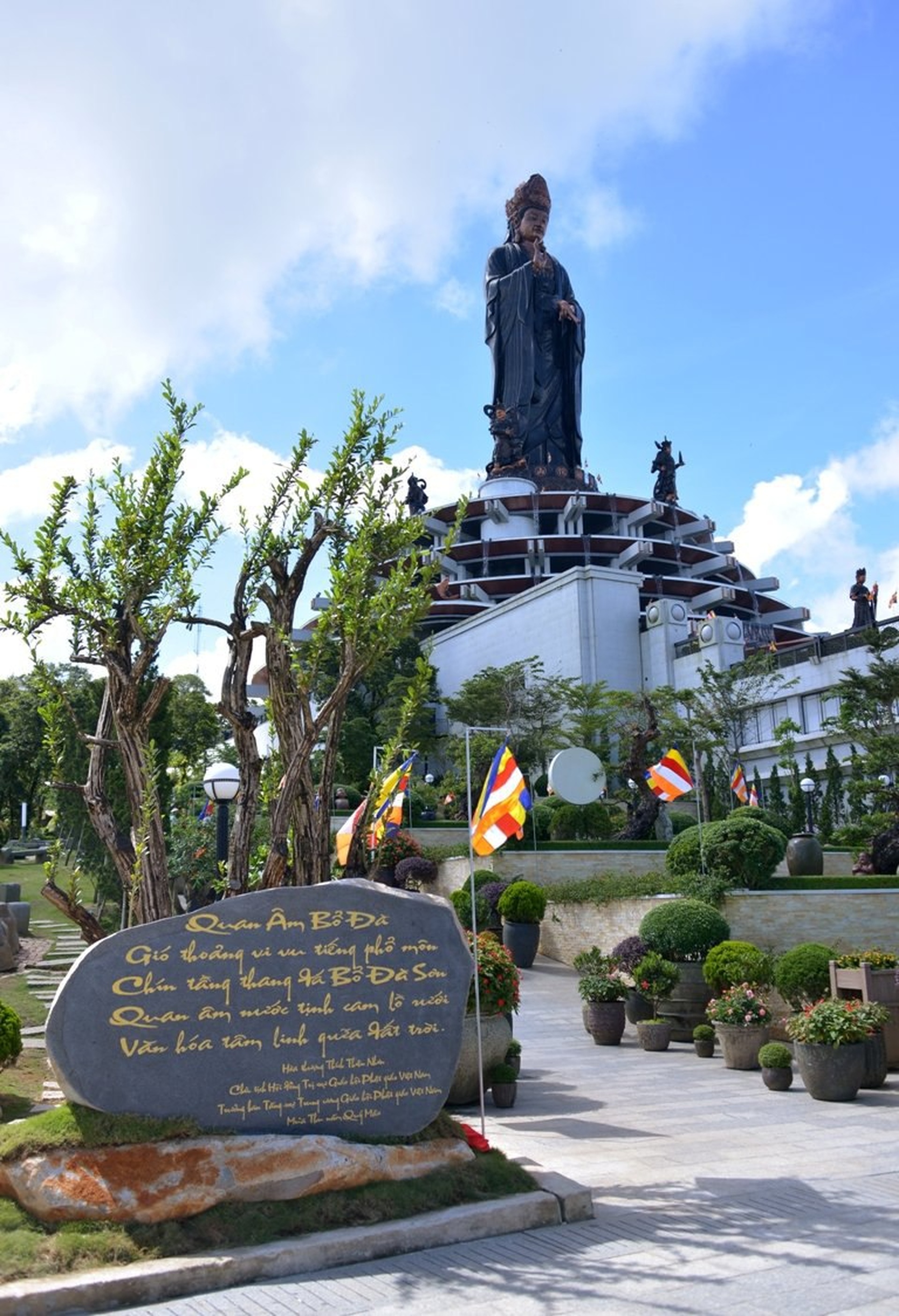 Chủ tịch Hội đồng trị sự GHPGVN trồng cây tại núi Bà Đen, Tây Ninh - 2 Chủ tịch Hội đồng trị sự GHPGVN trồng cây tại núi Bà Đen, Tây Ninh - 2