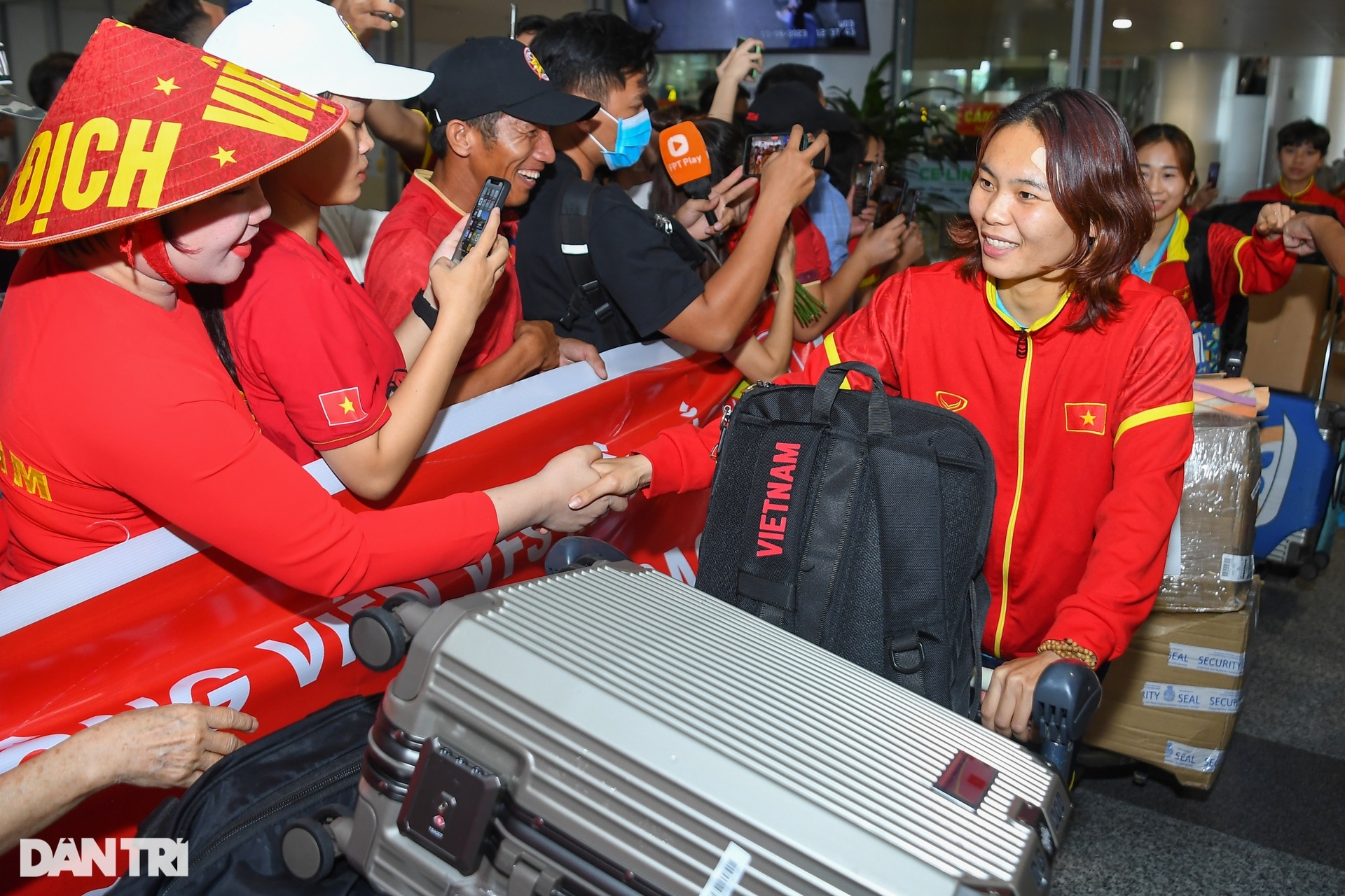 Tuyển nữ Việt Nam rạng rỡ ngày về nước, HLV Mai Đức Chung nhận quà đặc biệt - 8