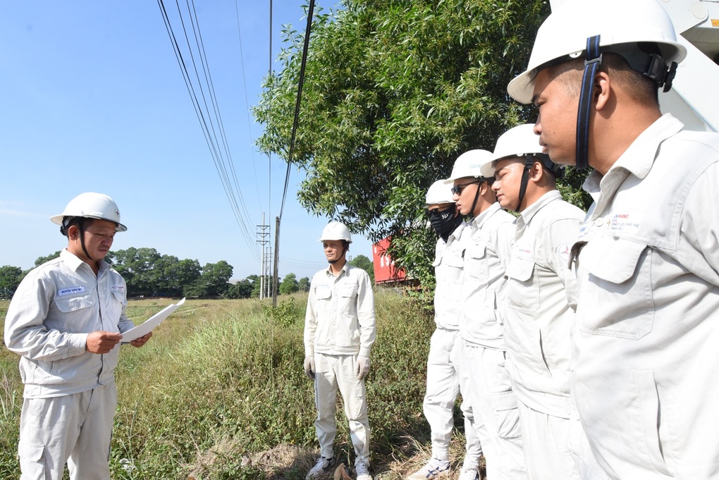 Nghề sửa điện nóng tại EVNHANOI - 5 Nghề sửa điện nóng tại EVNHANOI - 5