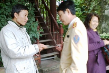 Giả danh phóng viên “tác nghiệp” với CSGT   