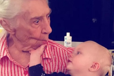 Những cụ ông cụ bà xì tin “ăn đứt” cả con cháu