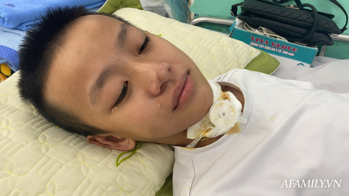 Thương tâm: Bé trai nằm liệt một chỗ sau tai nạn khóc nức nở trên giường bệnh, cha vay hàng trăm triệu đồng cứu con - Ảnh 1. Thương tâm: Bé trai nằm liệt một chỗ sau tai nạn khóc nức nở trên giường bệnh, cha vay hàng trăm triệu đồng cứu con - Ảnh 1.