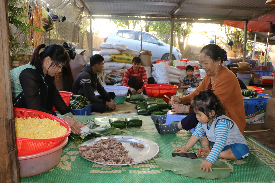 Chạy đua với thời gian để gói hơn 10.000 chiếc bánh chưng kịp Tết - 6 Chạy đua với thời gian để gói hơn 10.000 chiếc bánh chưng kịp Tết - 6