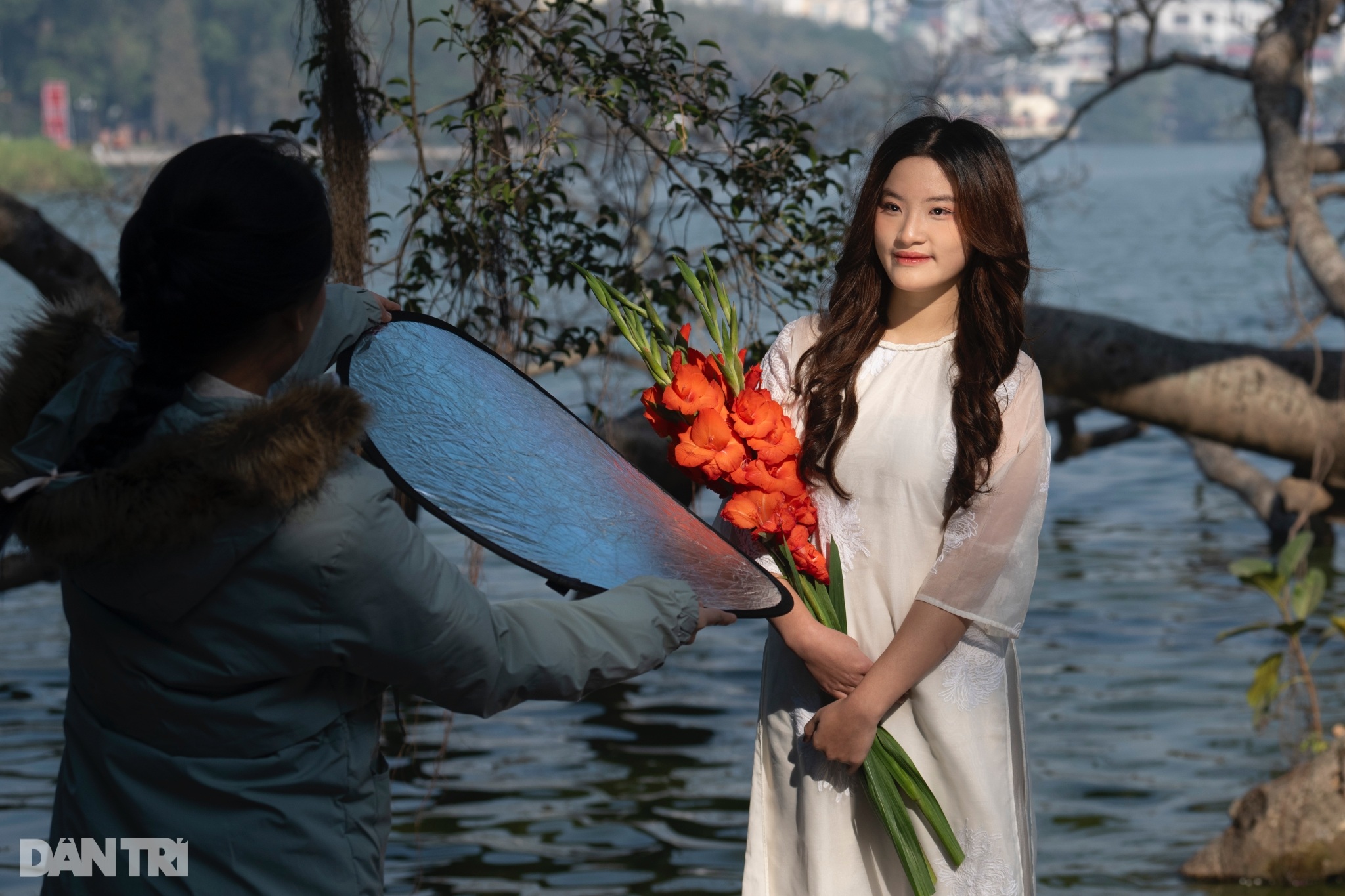 View - Hà Nội rét 10 độ C, các "nàng thơ" dậy từ 4h diện áo váy chụp ảnh ở hồ Gươm | Báo Dân trí