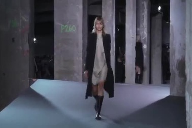 Người mẫu gây sốc khi cõng nhau lên sàn catwalk